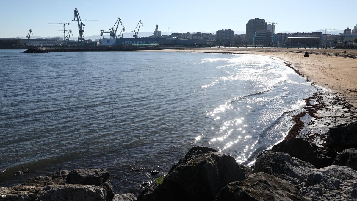 La bahía gijonesa vista desde la playa del Arbeyal. | Juan Plaza