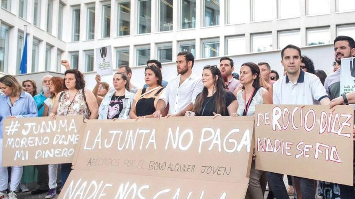 Protesta en la sede de la Consejería de Fomento y Vivienda de la Junta de Andalucía.