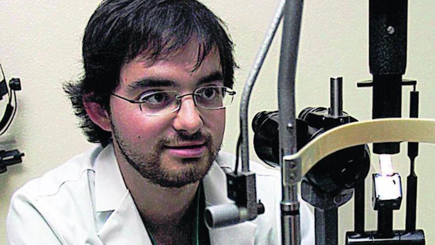 Nacido en 1981 en la ciudad de Pontevedra, Carlos Sevillano Torrado estudió Medicina en la Universidad de Santiago de Compostela, donde se licenció en 2006. Tras acabar la residencia empezó a trabajar como oftalmólogo en el Hospital do Salnés, en el año 2010.