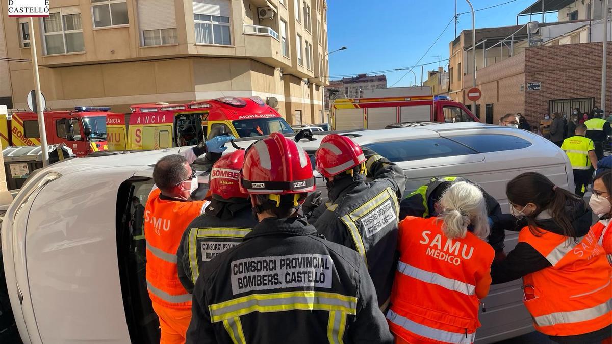 Uno de los turismos quedó semivolcado tras el impacto.