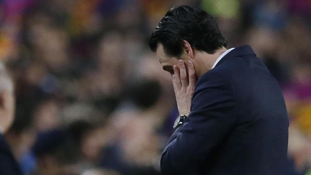 Unai Emery se lamenta al finalizar el partido.