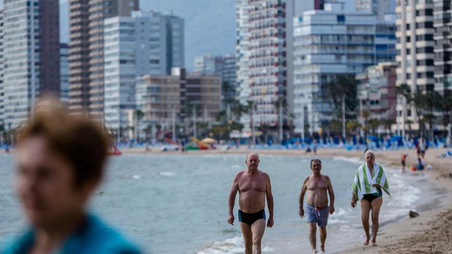 Benidorm levanta la prohibición al baño en sus playas al no avistar carabelas portuguesas