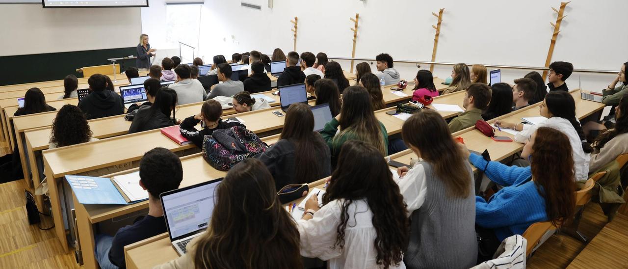 Estudiantes en un alula de la Facultad de Ciencias Jurídicas.