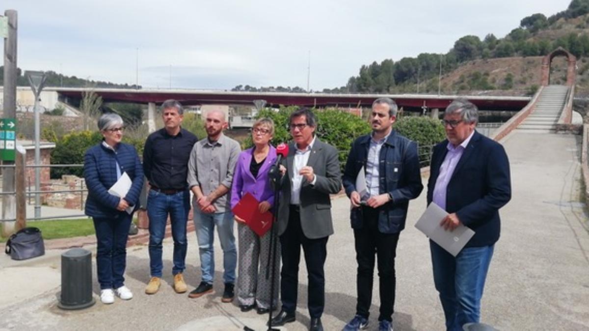 Els alcaldes reunits a Martorell davant del popular Pont del Diable