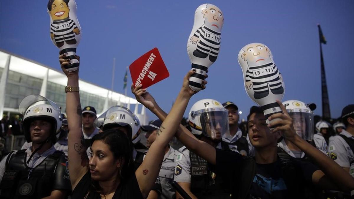 Manifestantes protestan contra el Gobierno de Rousseff, frente a la sede del Gobierno, este jueves en Brasilia.