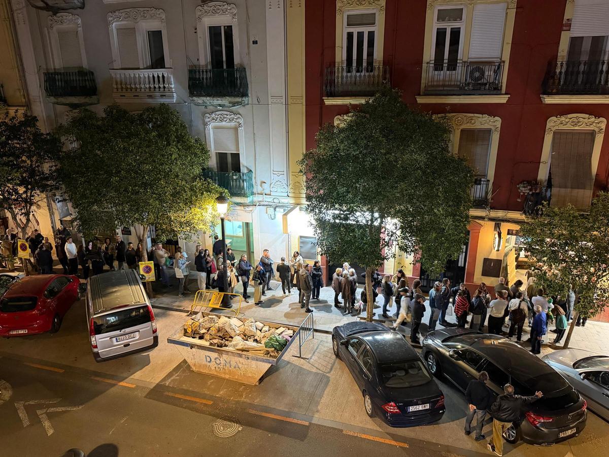 Largas colas para la firma de Uclés en la Librería Imperio