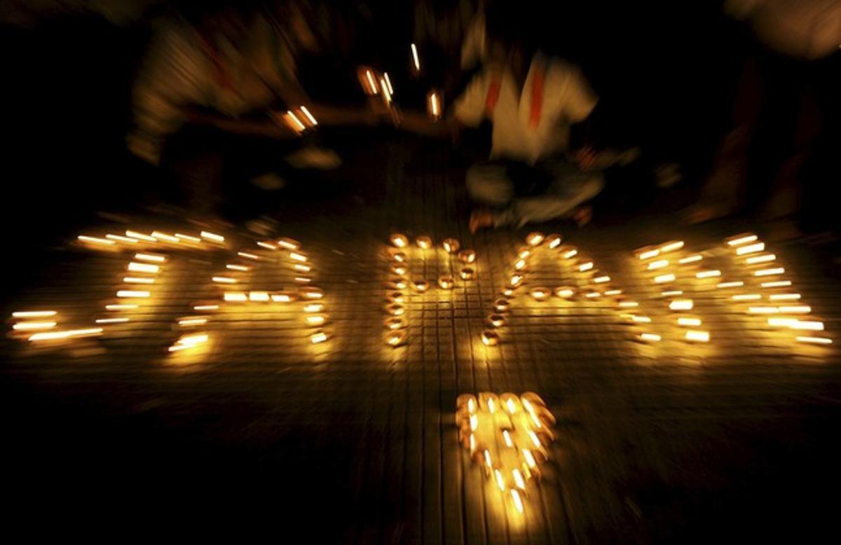 Homenatge a les víctimes del tsunami del Japó, a la ciutat índia de Bangalore. Homenatge a les víctimes del tsunami del Japó, a la ciutat índia de Bangalore.