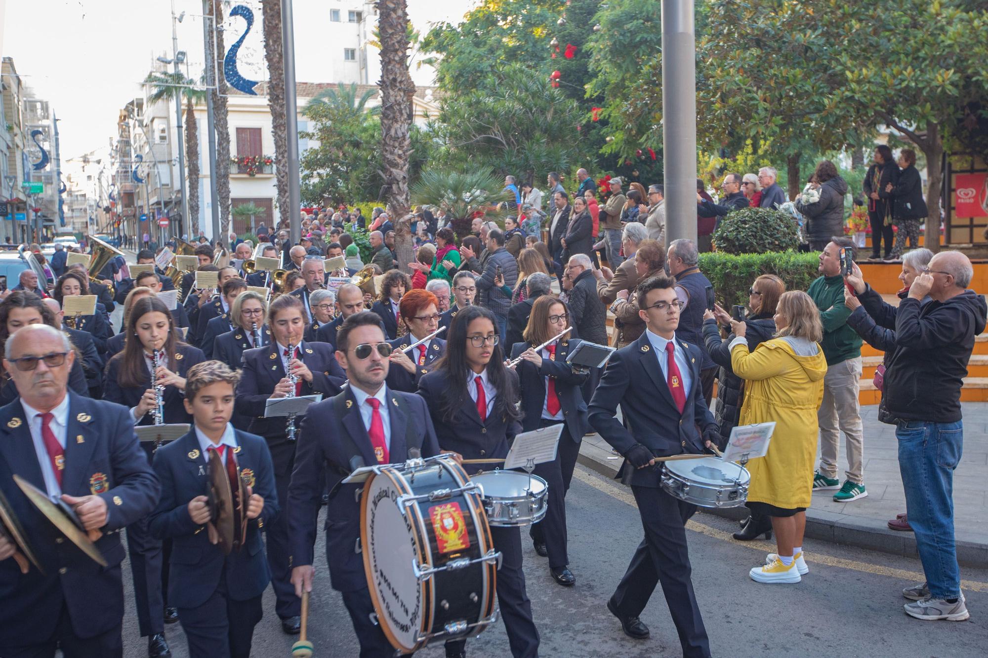 Más de 70 entidades y asociaciones participan en la multitudinaria ofrenda a la patrona que vistió de flores la fachada de iglesia de la Inmaculada Concepción