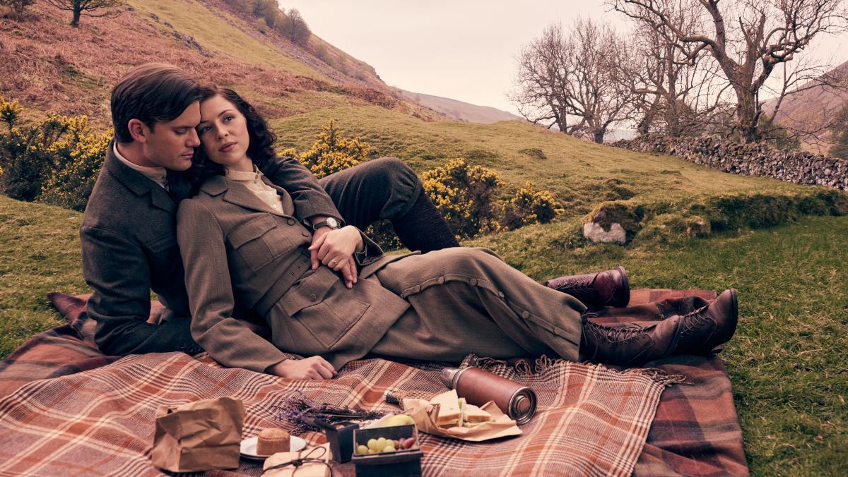 Jeremy Irvine y Hermione Corfield en 'Outlander: sangre de mi sangre'