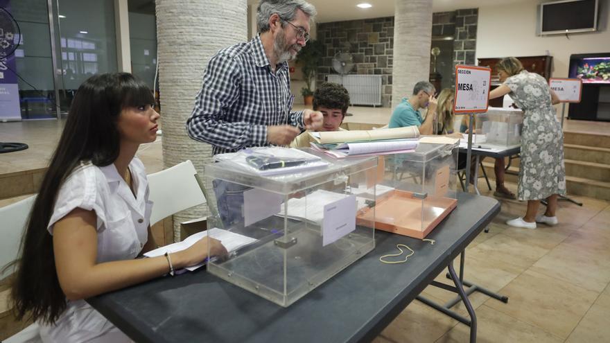Abren los colegios electorales en Baleares, dotados con ventiladores y miles de botellas de agua