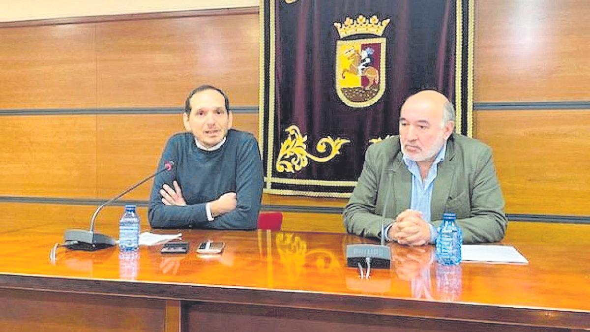 La firma italiana Elmeg, asentada en el polígono de la Charluca de Calatayud desde el año 2019, y dedicada a la fabricación de componentes para automóviles, ha anunciado un proyecto relevante que se iniciará el próximo año y que precisará de un aumento de su plantilla actual en 23 trabajadores.   Elmeg ha sido la adjudicataria de tres contratos que requieren la inversión de entre 1,5 y 2 millones de euros en la planta bilbilitana, según anunciaron Francesco de Lorenzo, responsable de la planta, y José Manuel Aranda, alcalde de Calatayud. Además, hicieron hincapié en las oportunidades que estas adjudicaciones aportan a la empresa y a la ciudad, aunque no dieron a conocer para quién iban a ir destinados esos componentes. «Calatayud ha dado mucho a esta empresa. La ciudad presenta unas características que han sido valoradas positivamente por las marcas automovilísticas, contamos con un personal preparado que ha demostrado su profesionalidad y el apoyo del Ayuntamiento ha sido relevante», indicó de Lorenzo.  Por el momento, la empresa mantiene la confidencialidad acerca de las marcas y los componentes que le han sido atribuidos. En todo caso, se trata de acuerdos a largo plazo, que la compañía implementará hasta 2026. La incorporación de nueva maquinaria y primeras contrataciones se ejecutarán el próximo año, los dos siguientes años –2024 y 2025– serán los de mayor desarrollo y en 2026 todas las nuevas líneas estarán desarrolladas. Actualmente la plantilla cuenta con 23 trabajadores y como mínimo esta cifra se duplicará. De Lorenzo apuntó a perfiles de operarios, técnicos e ingenieros como los más requeridos «Estamos interesados en perfiles jóvenes de la zona, por lo que mantenemos contacto con los institutos y los programas de FP. Nos preocupa seguir formando y preparando a los empleados una vez se encuentran trabajando en la compañía, para que puedan especializarse en unas tareas concretas». Por su parte, el alcalde de la localidad señaló que el nuevo proyecto de Elmeg contará con financiación municipal relativa a la inversión y creación de empleo. Elmeg llegó a Calatayud en verano de 2019 y desde entonces ha realizado inversiones para ampliar sus líneas de negocio. Hasta el momento ha invertido más de dos millones de euros en sus instalaciones del polígono de la Charluca, donde se centra en la fabricación de conductos y otros componentes de soplado para vehículos y camiones.