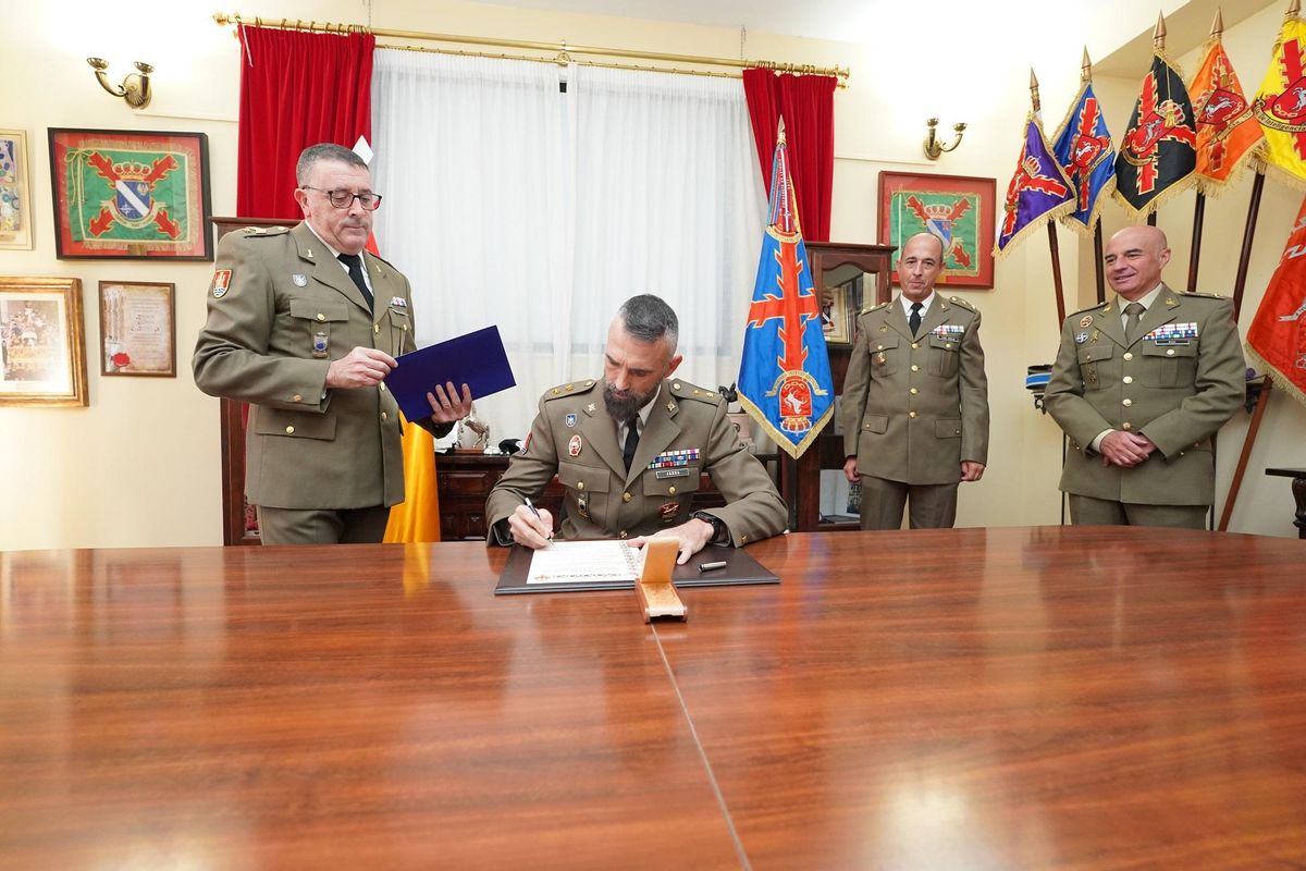 Firma durante la entrega de mando.