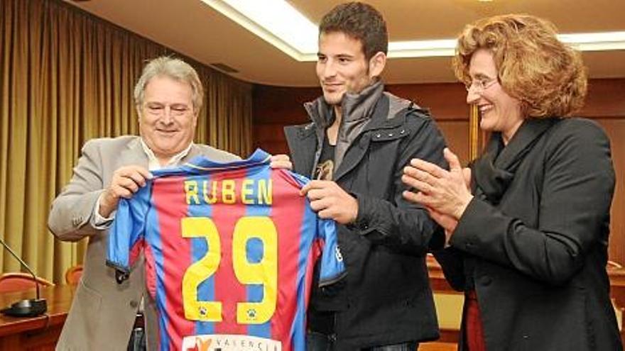 Una imagen del futbolista azulgrana regalándole a Rus una camiseta del Levante con su nombre y su dorsal.