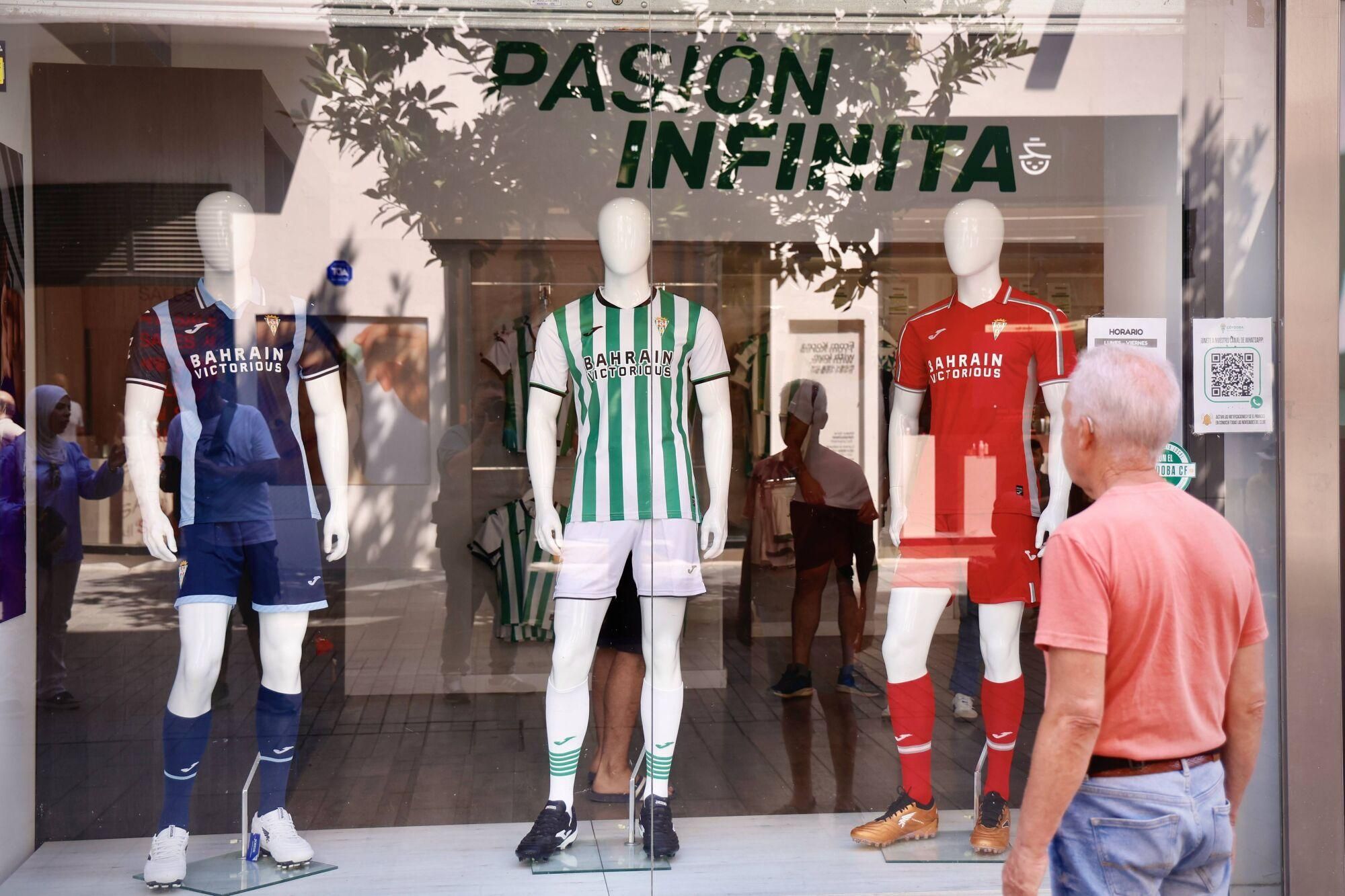 La afición del Córdoba CF, entre la nostalgia y la ambición con sus nuevas camisetas

