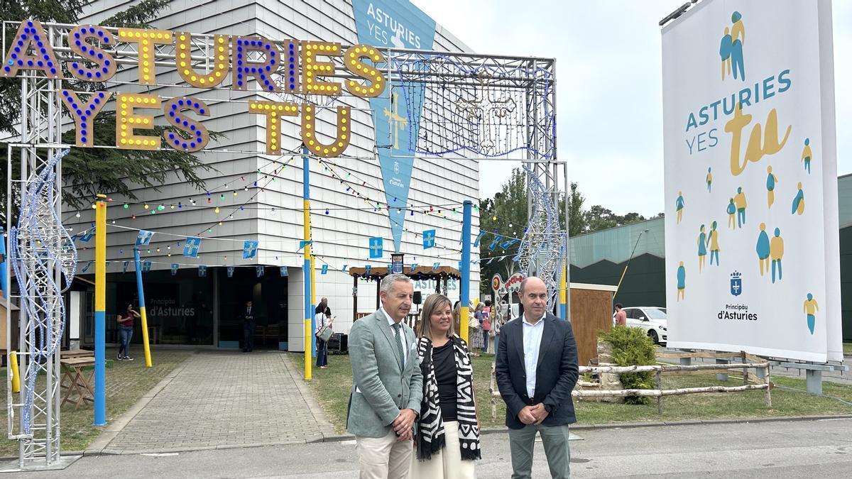 Pedro López, Gimena Llamedo y David Argüelles, durante la presentación del stand de "Asturies yes tu"
