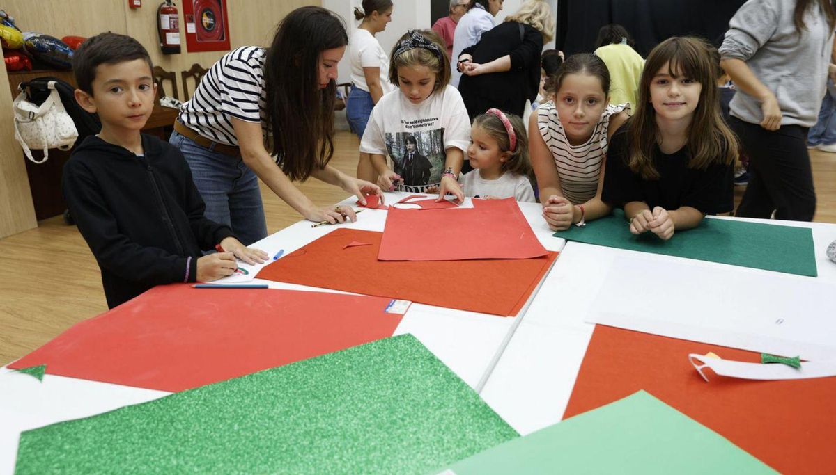 Pela izquierda, Simón García, Esther Romero, Paula Pidal, Sara Pidal, Lucía Menéndez y Emma Pedrosa, nel taller de manualidaes, nel colexu Xovellanos. | ÁNGEL GONZÁLEZ
