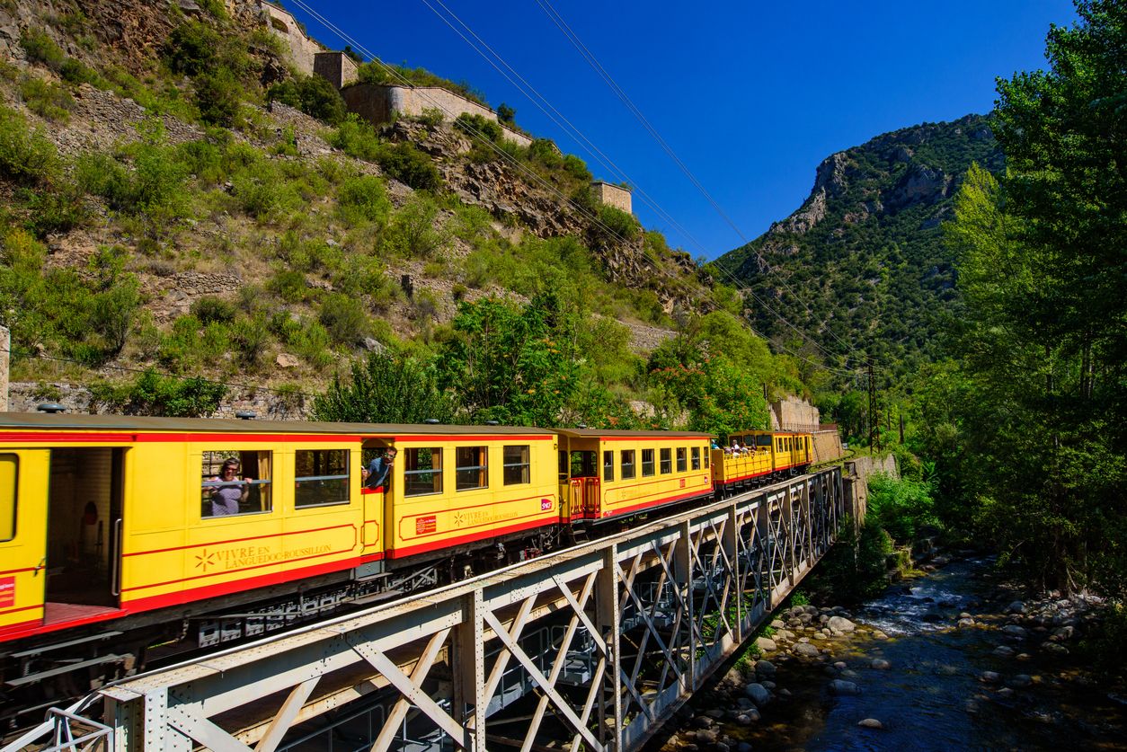 El Pequeño Tren Amarillo (Le Petit Train Jaune) que pasa por Villefranche-de-Conflent, Francia