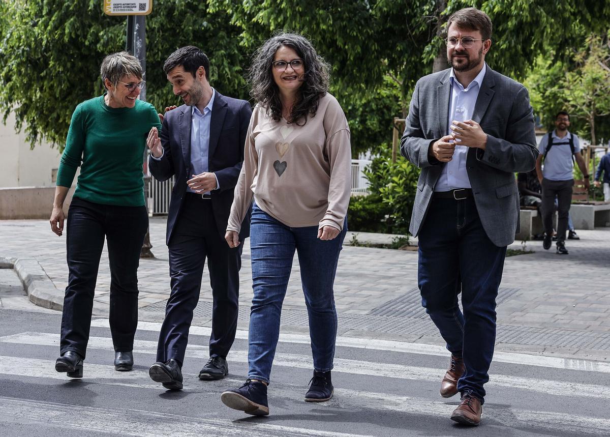 Mónica Oltra en un acto junto Papi Robles y el ministro de Consumo, Pablo Bustinduy,