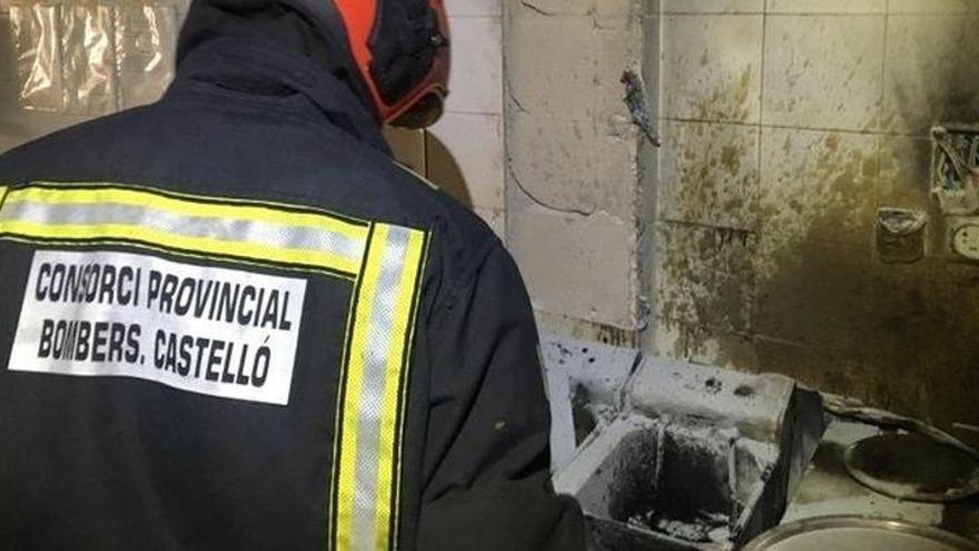 Dos personas atendidas tras un incendio en la cocina de un bar de Burriana