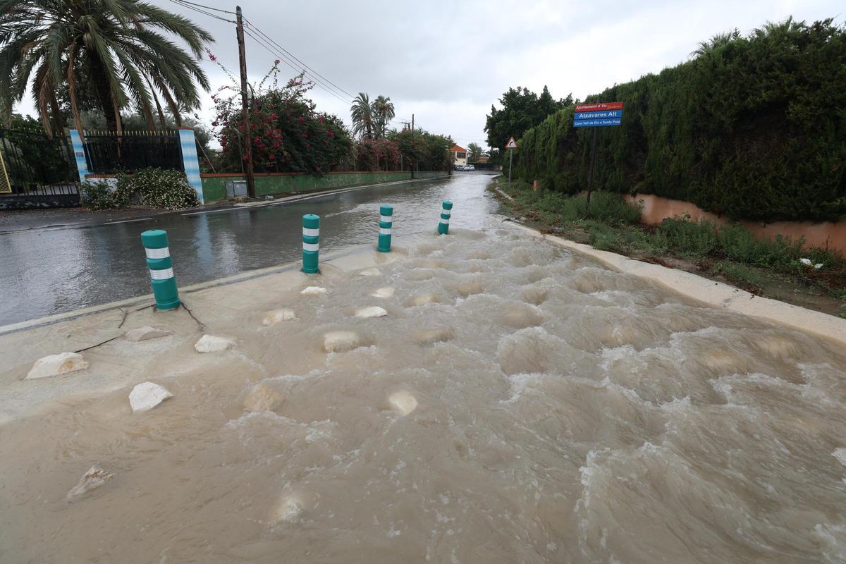Agua acumulada en uno de los accesos a la carretera de Santa Pola