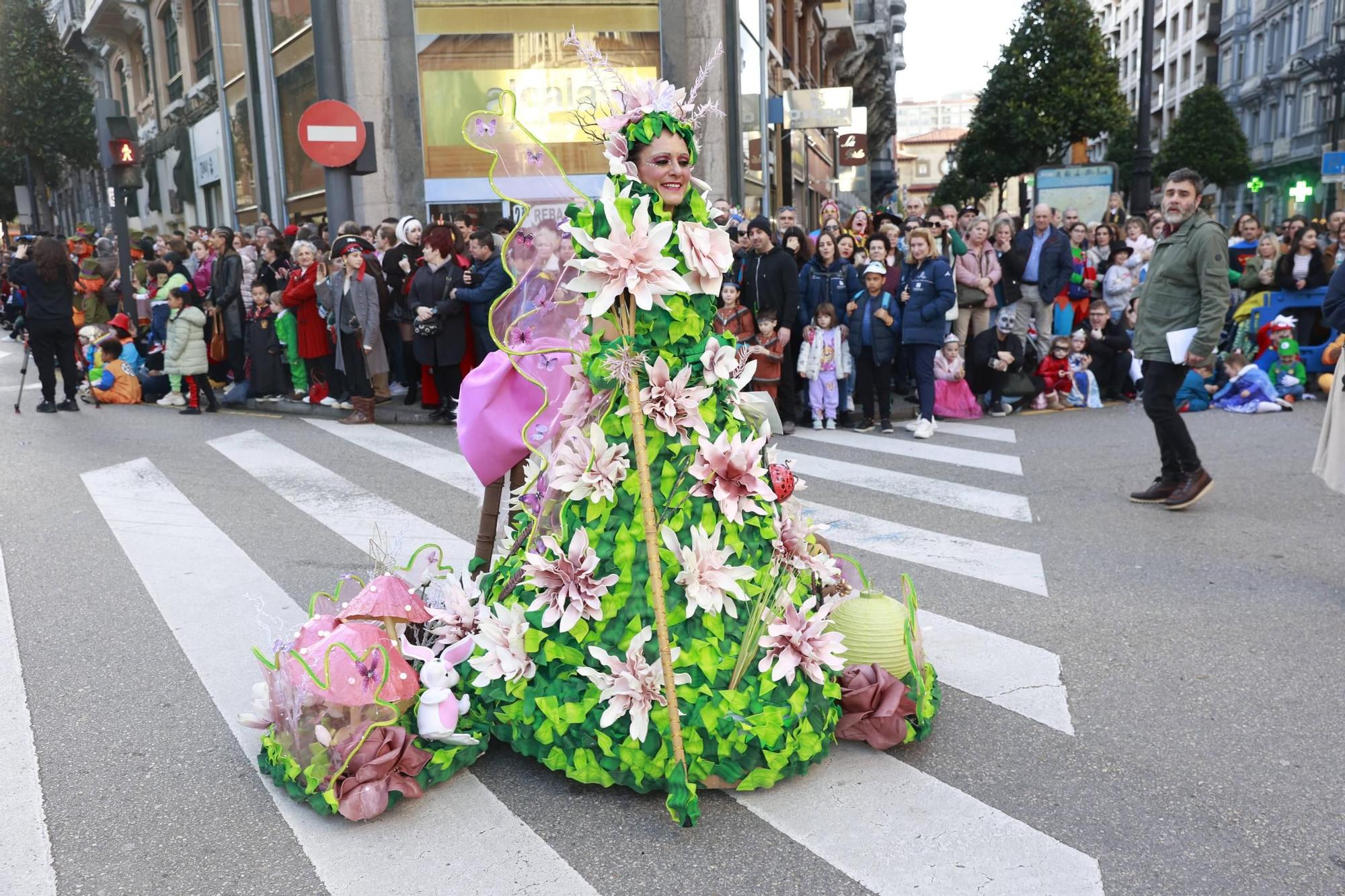 El Carnaval llena de color y alegría las calles de Oviedo