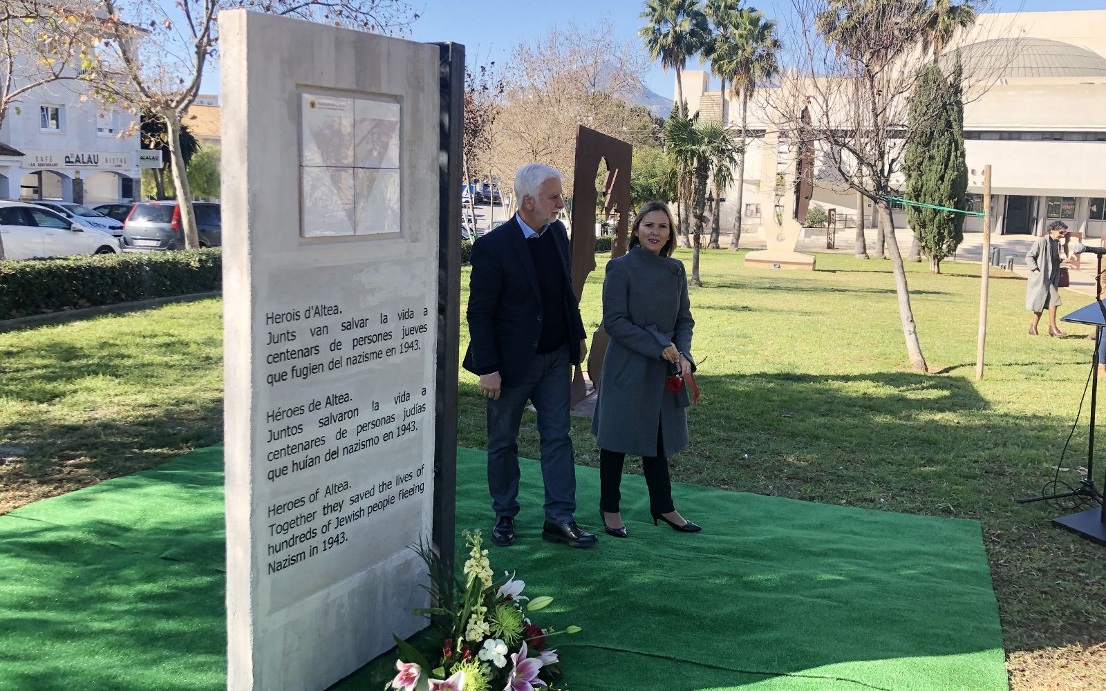 Alcalde y concejala de Participacion Ciudadana junto a la escultura en homenaje a los alteanos victimas del Holocausto nazi.jpg