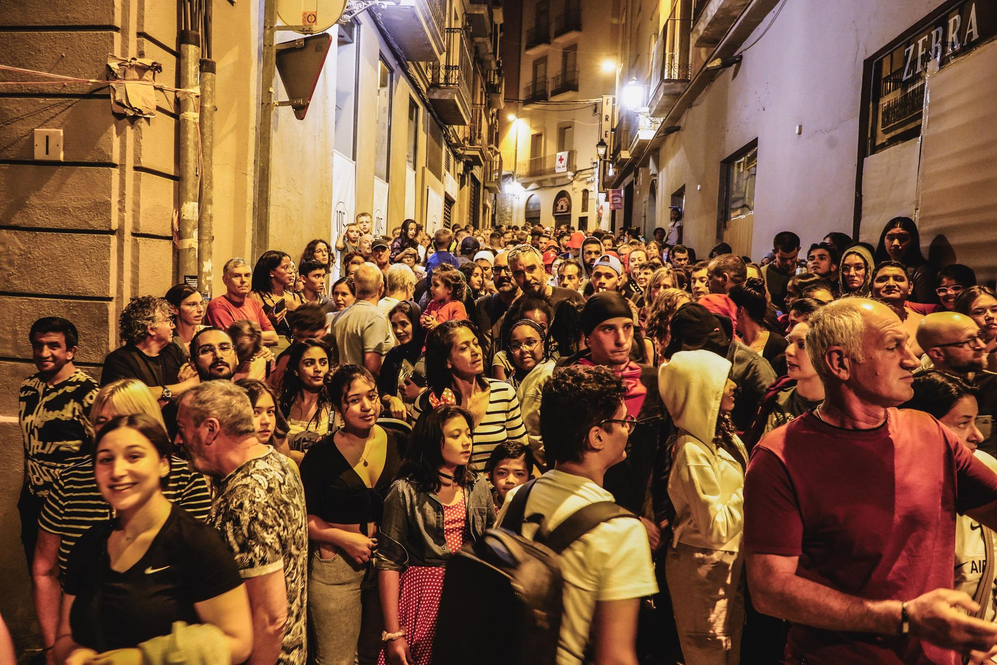 Un Correfoc multitudinari omple de pólvora i gresca el centre històric de Manresa