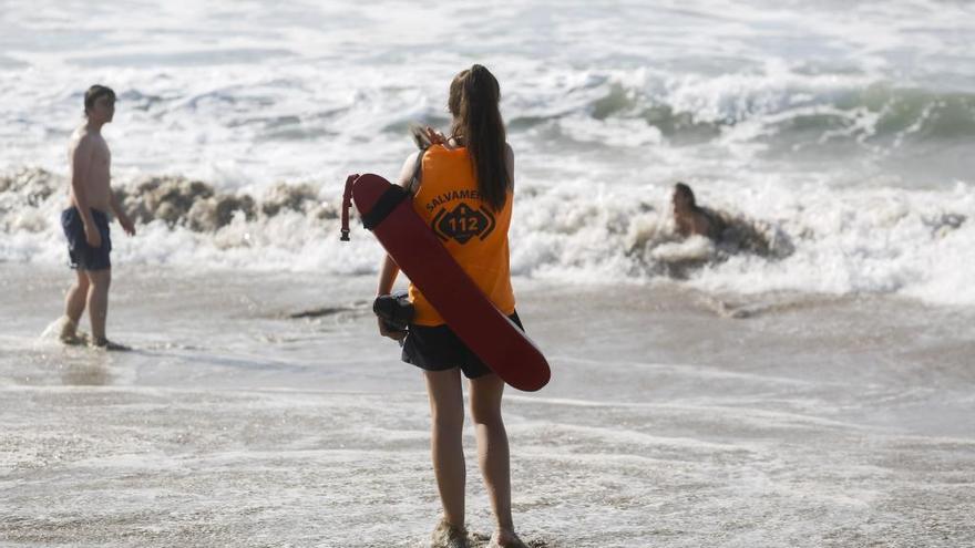 Bandera roja en diecisiete playas asturianas, con agua cálida como en el Mediterráneo