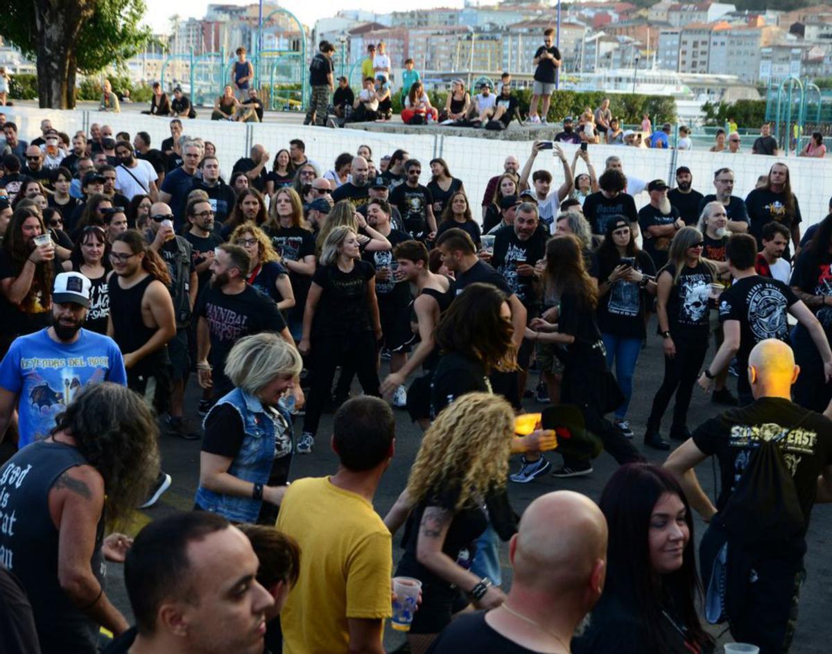 El Kanekas sube de decibelios la música en Cangas | GONZALO NÚÑEZ