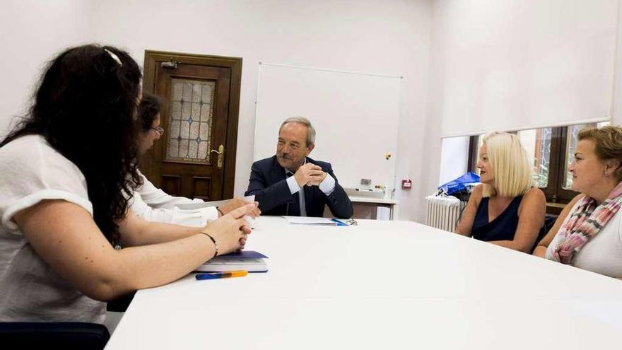 Wenceslao López, con los representantes de las asociaciones de padres de La Corredoria, ayer.