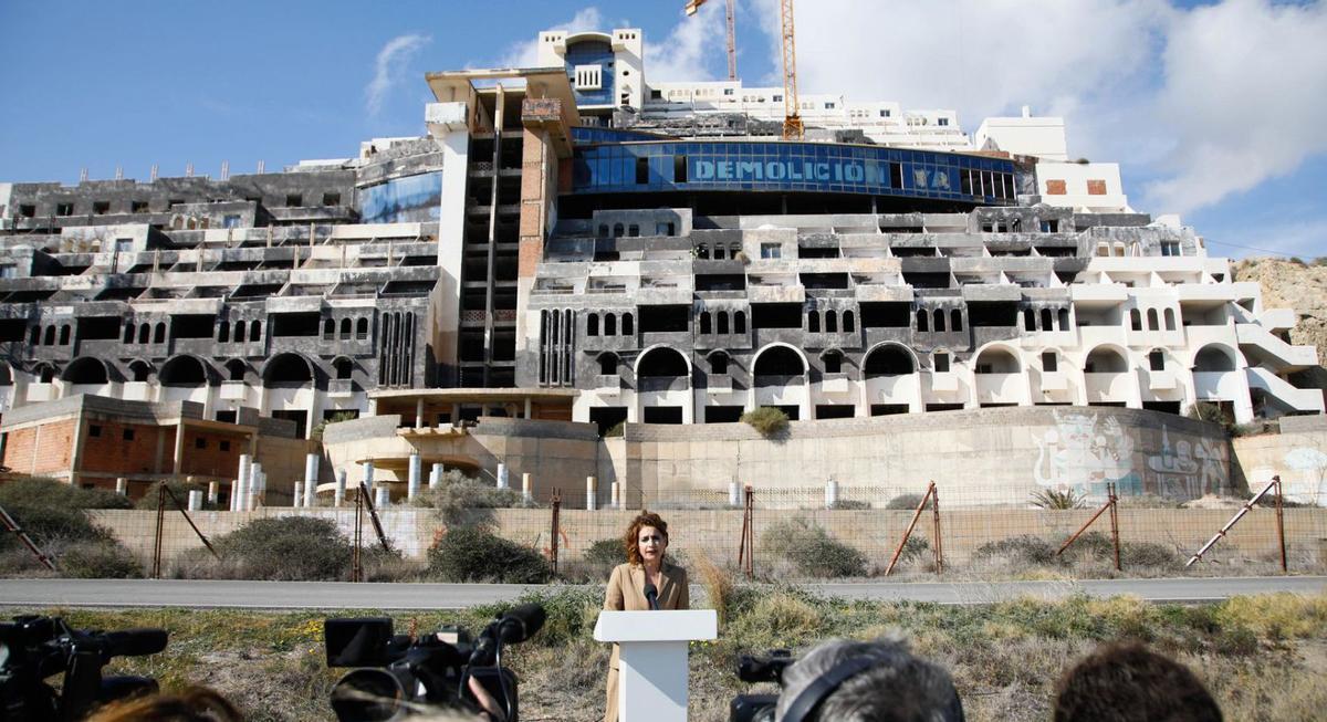 Die Vizepräsidentin der spanischen Zentralregierung María Jesús Montero bei einer Pressekonferenz vor der Bauruine des Hotels Algarrobico in Cabo de Gata.     | FOTO: MARIÁN LEÓN/EP