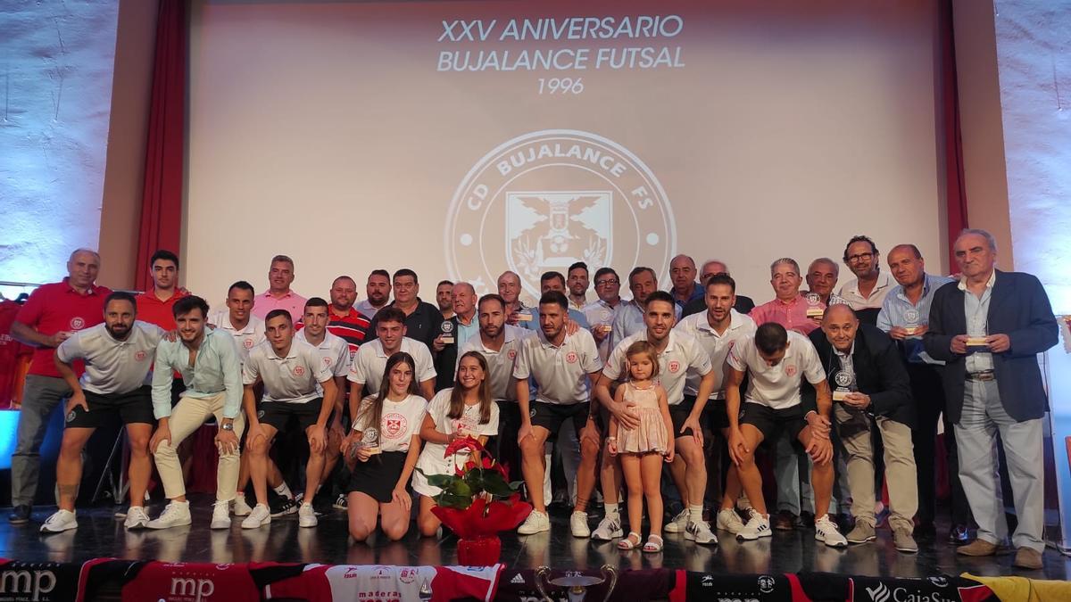 Jugadores y ténico de la actual plantilla, presidente y equipo directivo.