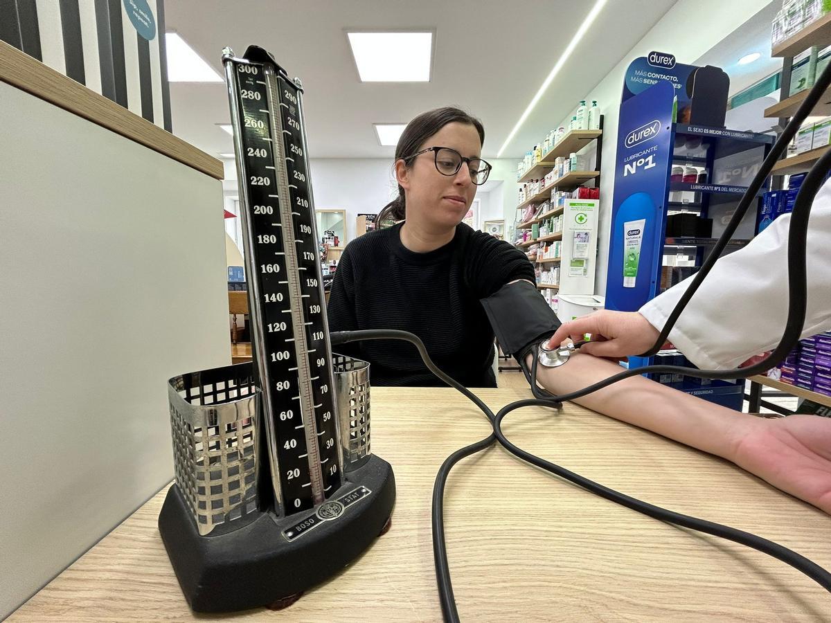 La farmacéutica Esther Francos realiza una demostración del control de la tensión arterial.