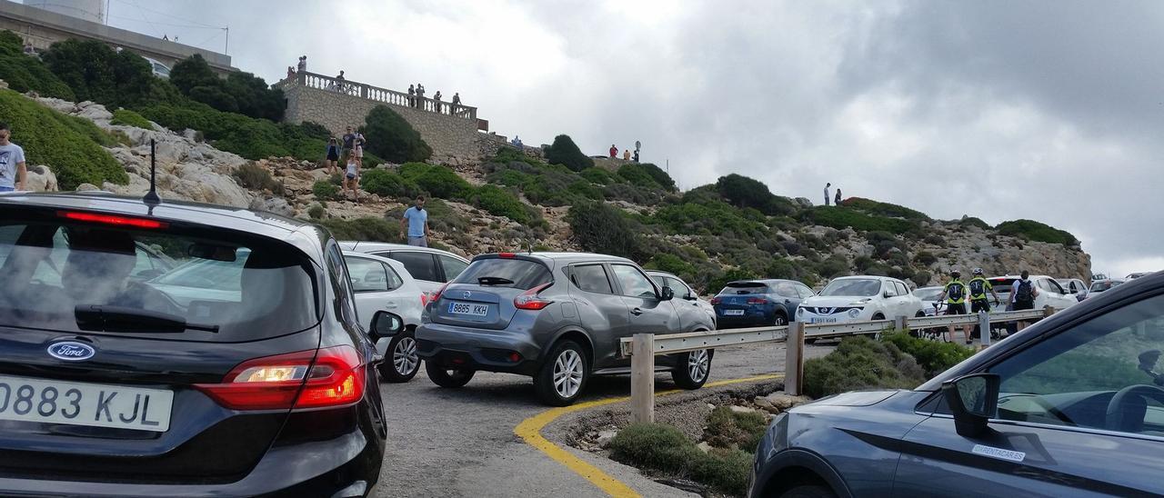 Concentración de vehículos particulares en el faro de Formentor, en una imagen de hace varios veranos.