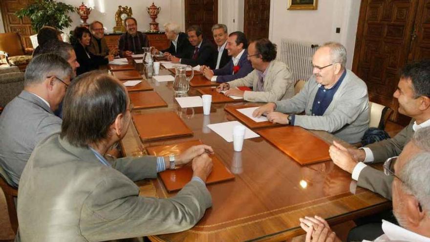 Reunión del colectivo Zamora Alta Velocidad con el Ayuntamiento, ayer.