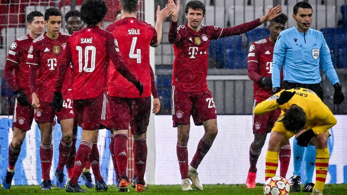 Gavi se lamenta del 1-0 en contraste con la alegría de los jugadores del Bayern.