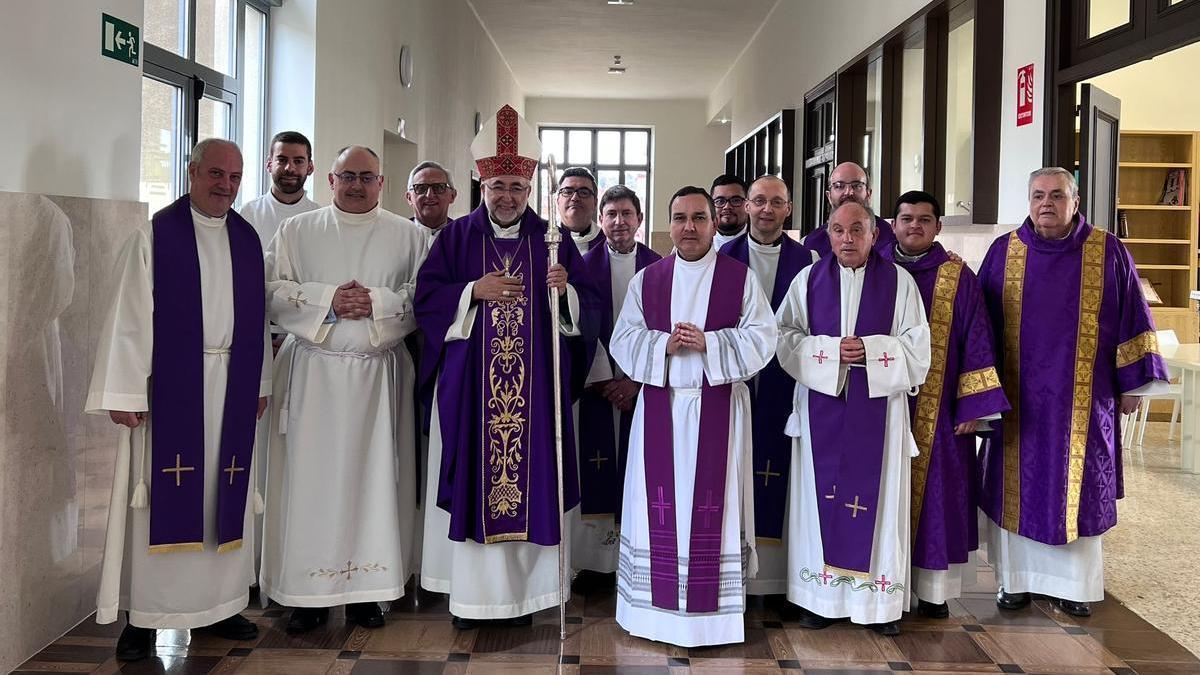 Rafael García, tercero por la izquierda, posa junto al Arzobispo y varios religiosos y seminaristas justo antes del rito de admisión celebrado este sábado en el Seminario.