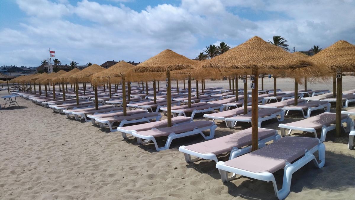 Las tumbonas vacías de la playa del Arenal de Xàbia