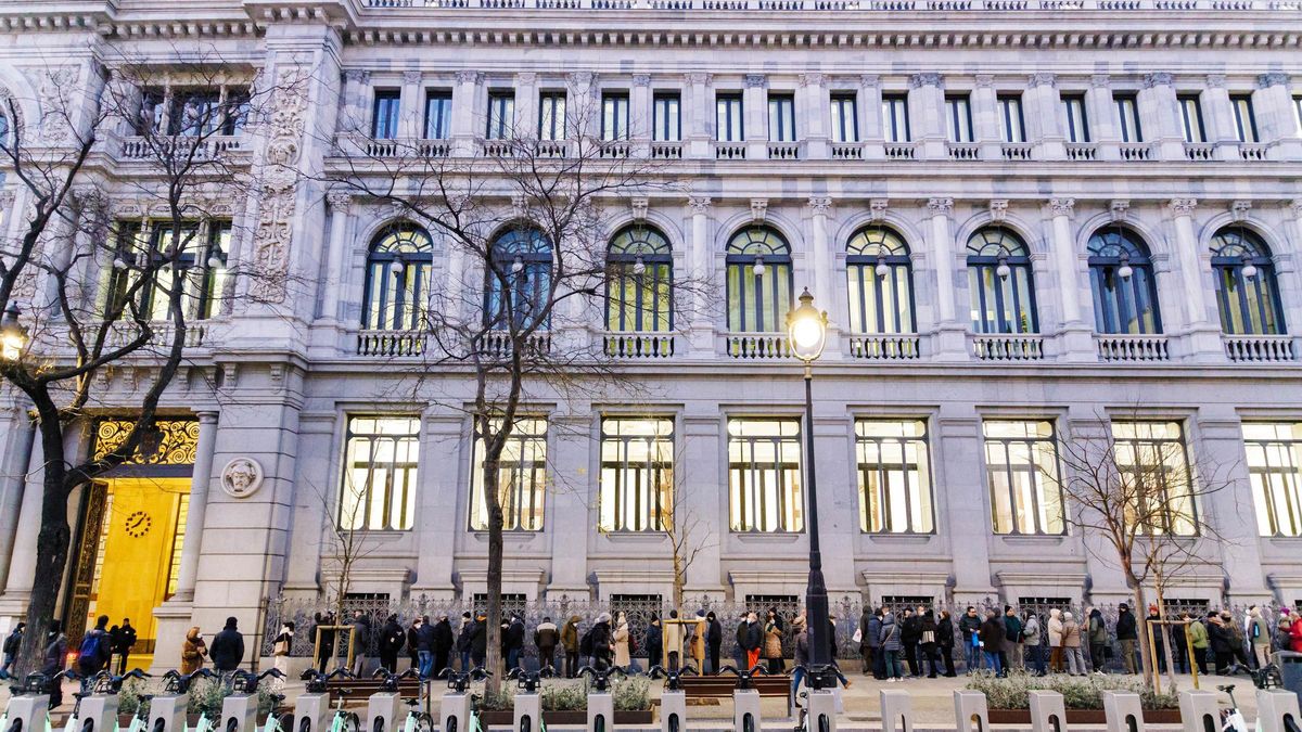 Personas haciendo cola en la sede del Banco de España en Madrid para adquirir títulos de deuda pública.
