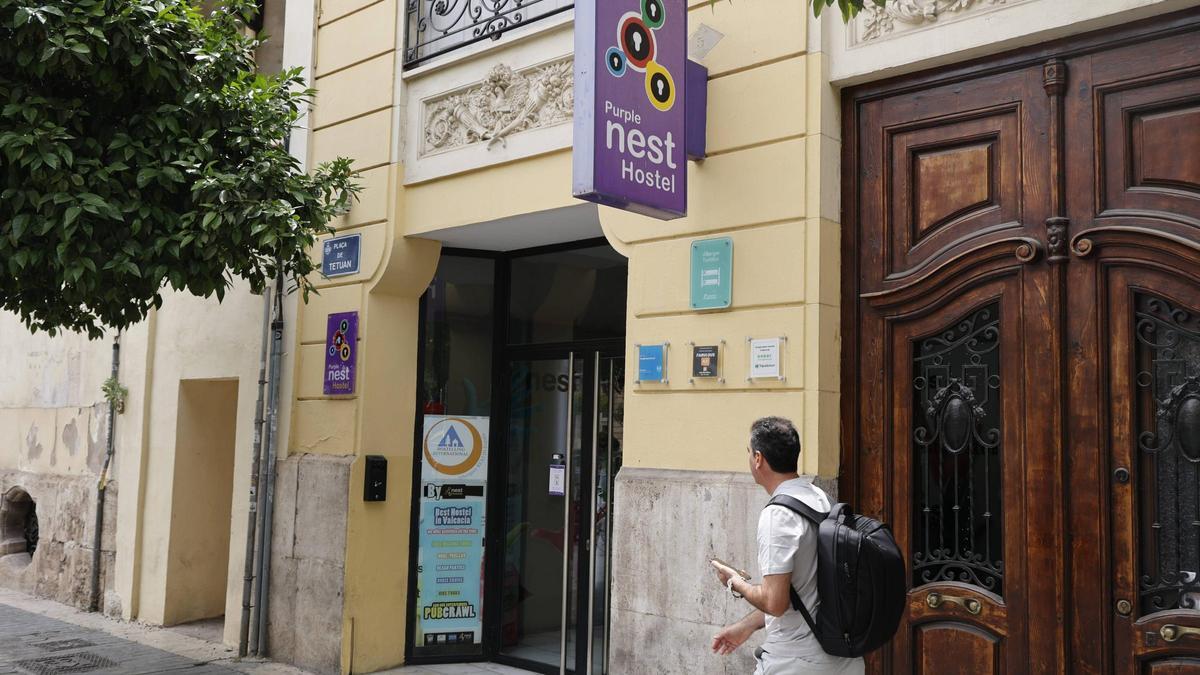 El albergue de Ciutat Vella deberá regularizar su actividad en un mes