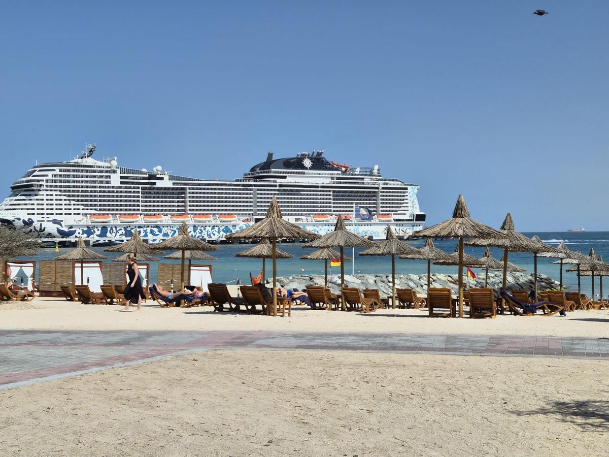 El barco del crucero en el que viajaban los asturianos, atracado en el puerto de Dubái.