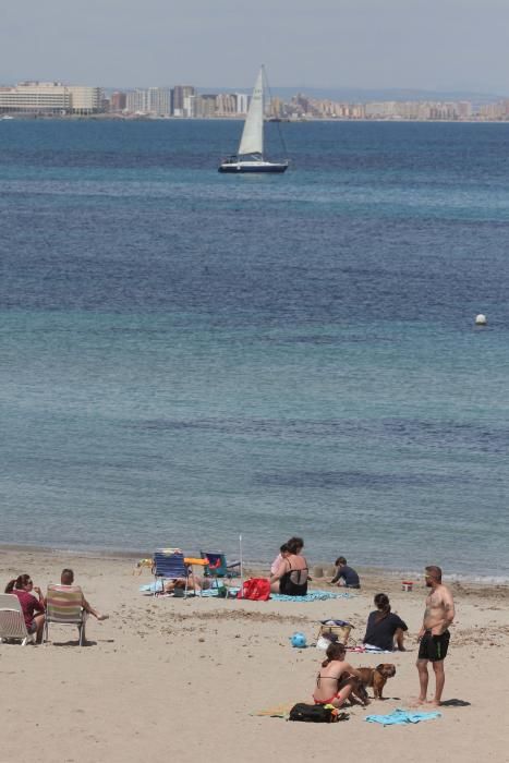 Turistas y locales disfrutan de un día de playa