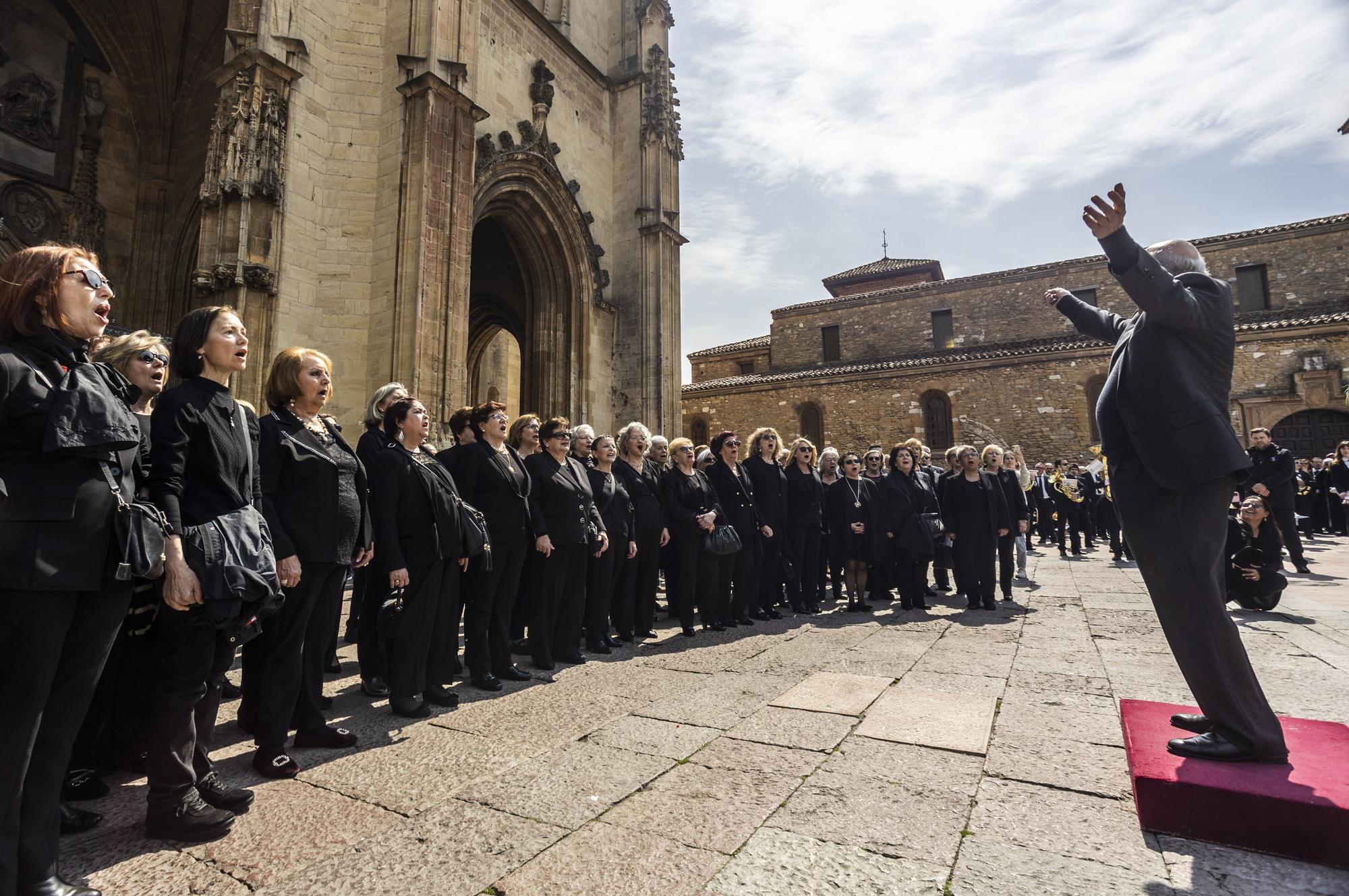 Oviedo despide a lo grande la Semana Santa: mira las fotos de la procesión del Resucitado