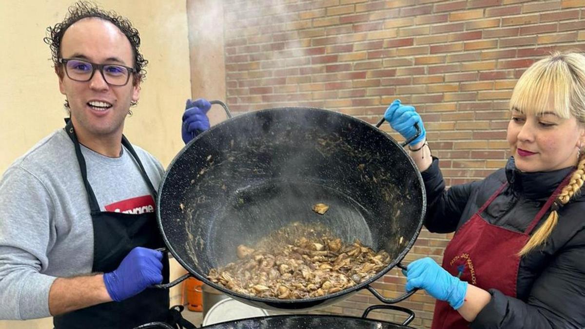 Los cocineros muestran las setas en la edición del año pasado.