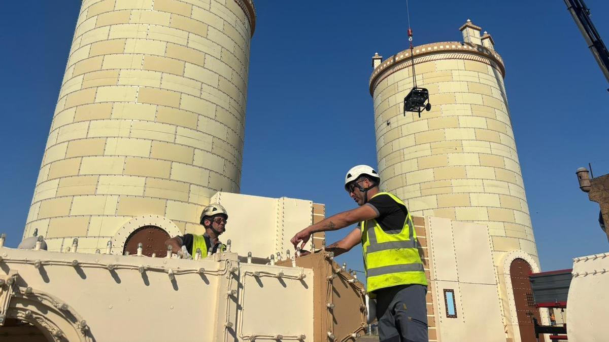 Vídeo | La portada de la feria de San Juan de Badajoz toma forma