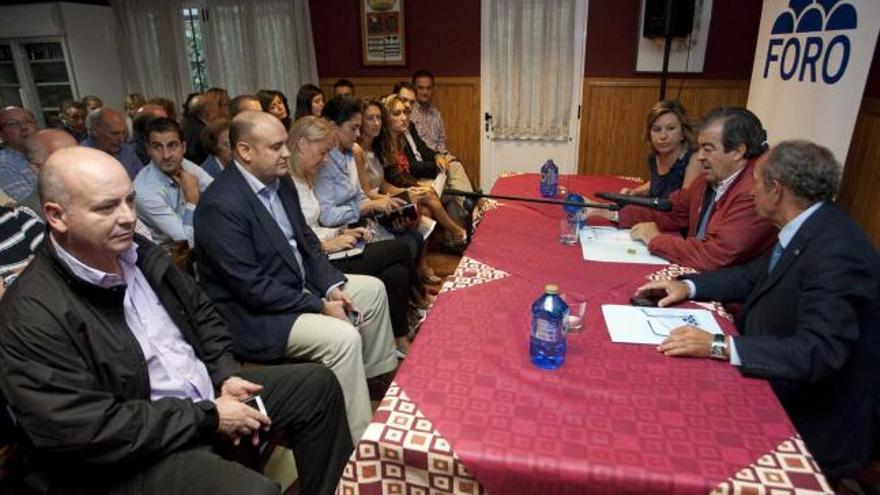 Reunión de las promotoras de Foro en la comarca, presidida por Francisco Álvarez-Cascos.