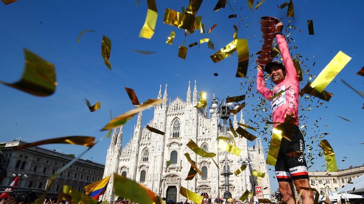 Tom Dumoulin, con la copa del Giro y el Duomo al fondo