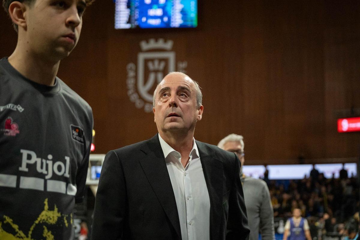 Txus Vidorreta mira al marcador en el descanso del Canarias-Lleida.