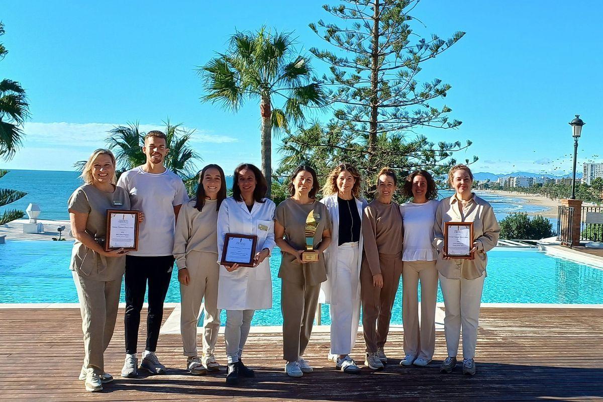 en los World Luxury Spa Awards 2023, conocidos como los Oscar del turismo de lujo, la clínica recibió distinciones por el Mejor Spa de Talasoterapia de Lujo en Europa, el Mejor Beauty Spa de Lujo y el Mejor Programa Détox.