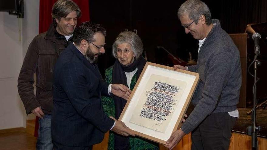 Gloria Taibo, hija del homenajeado, con sus hijos y el alcalde de Gondomar, Paco Ferreira. // D.P.